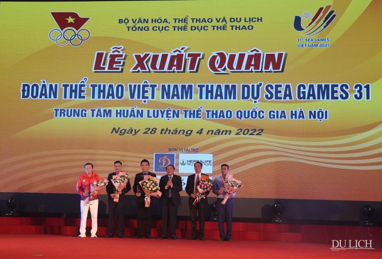 Bộ trưởng Bộ VHTTDL Nguyễn Văn Hùng trao tặng kỷ niệm chương, hoa cho các nhà tài trợ
